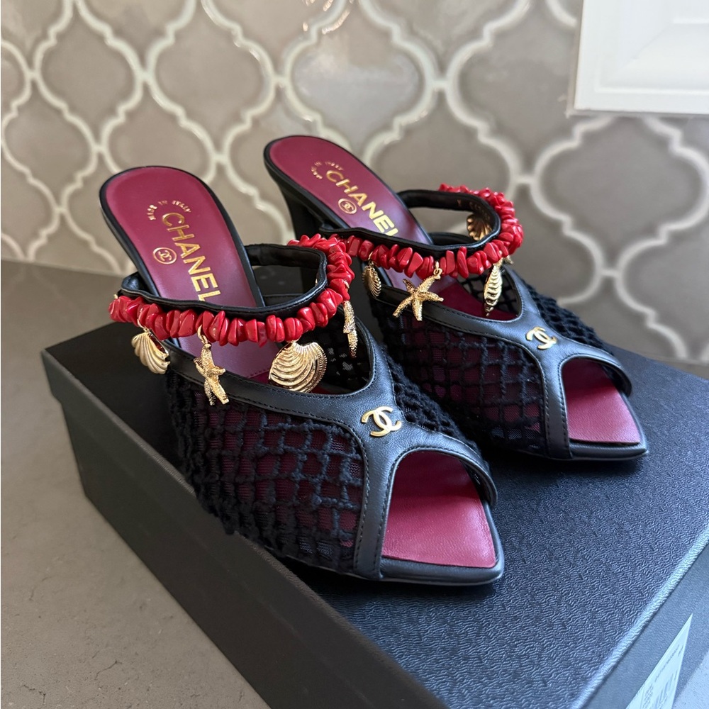 BNWT Chanel 26M Black Mesh/Cotton/Lambskin Mules Shoes with charms Size 38